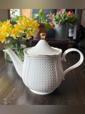 Nicole Miller White Ceramic Piece with Golden Accents